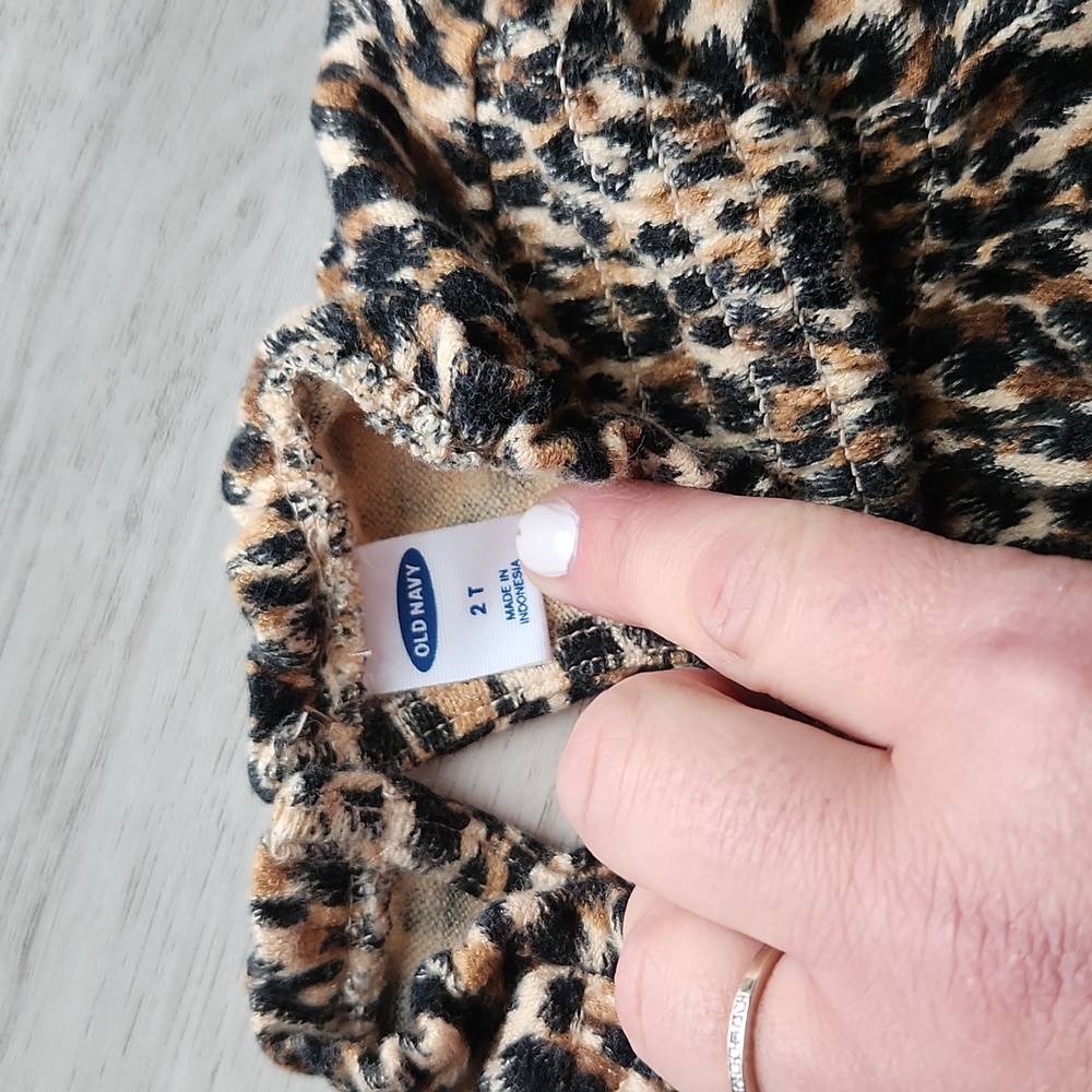 Old Navy Toddler Girl's Leopard Print Top - Picture 4 of 6